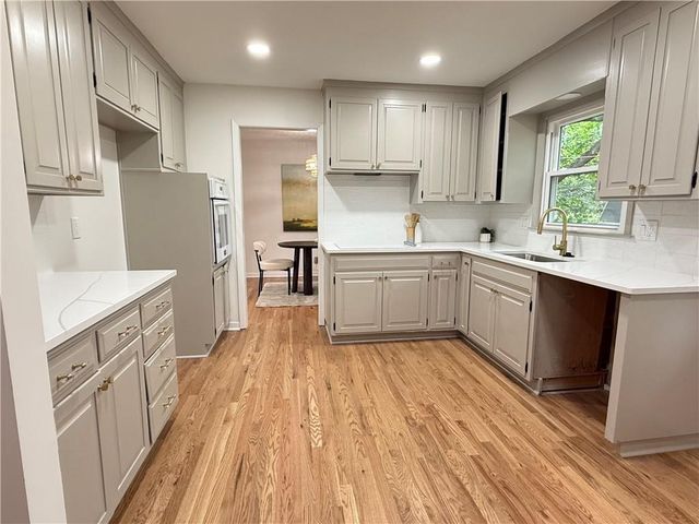 8906 GRANT Street, Overland Park, KS 66212
