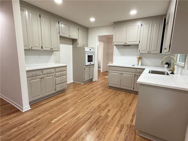 8906 GRANT Street, Overland Park, KS 66212