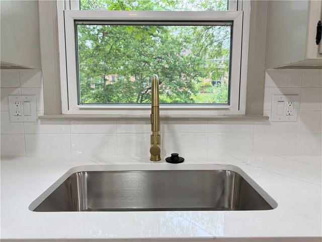 8906 GRANT Street, Overland Park, KS 66212