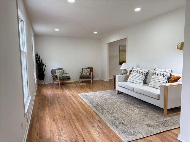 8906 GRANT Street, Overland Park, KS 66212