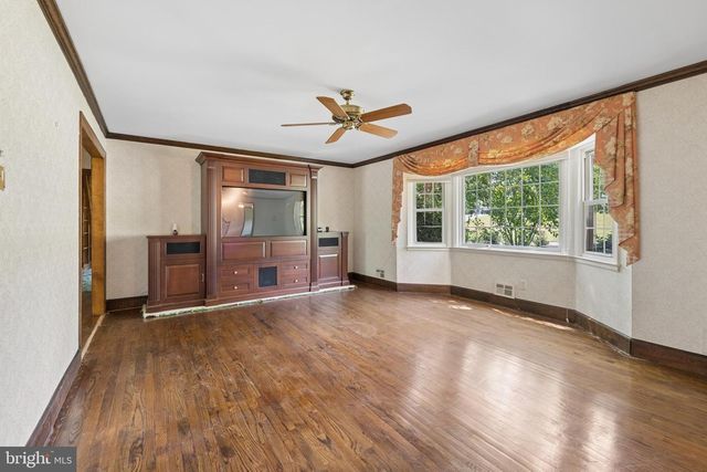 7 HORSESHOE RD, Whitehouse Station, NJ 08889