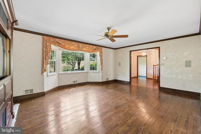 7 HORSESHOE RD, Whitehouse Station, NJ 08889