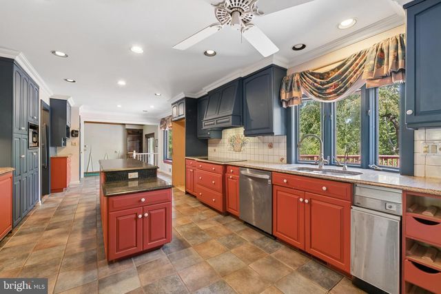 7 HORSESHOE RD, Whitehouse Station, NJ 08889