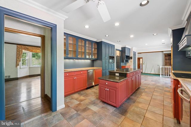 7 HORSESHOE RD, Whitehouse Station, NJ 08889