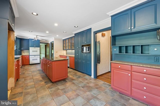 7 HORSESHOE RD, Whitehouse Station, NJ 08889