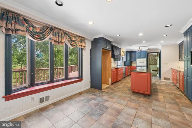 7 HORSESHOE RD, Whitehouse Station, NJ 08889