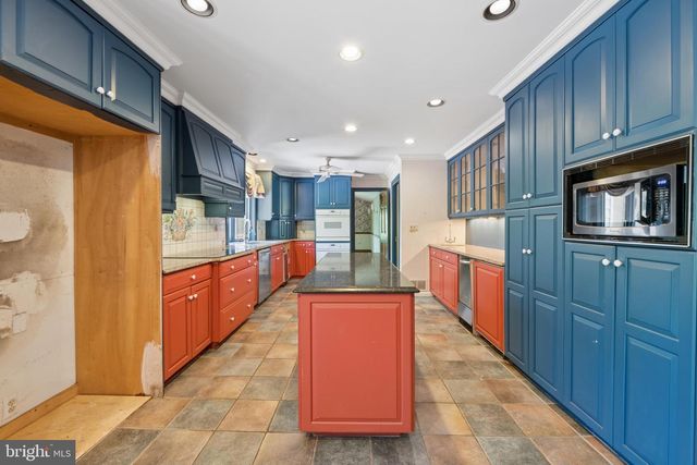7 HORSESHOE RD, Whitehouse Station, NJ 08889