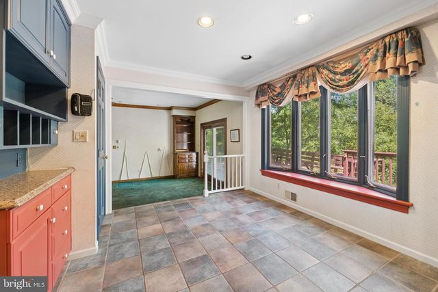 7 HORSESHOE RD, Whitehouse Station, NJ 08889