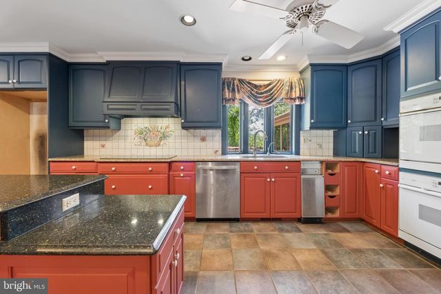 7 HORSESHOE RD, Whitehouse Station, NJ 08889