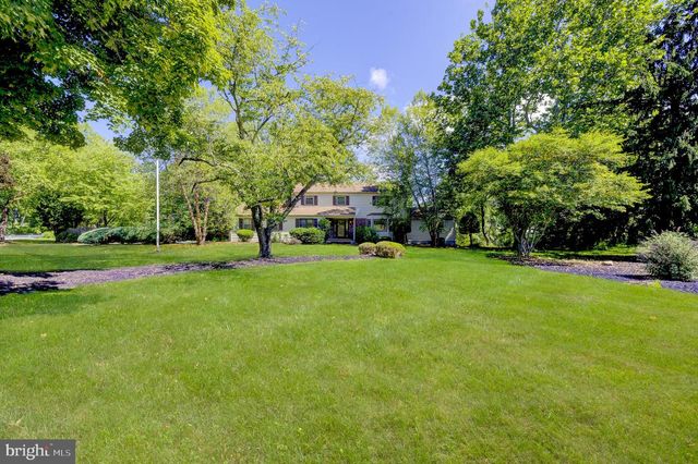 7 HORSESHOE RD, Whitehouse Station, NJ 08889