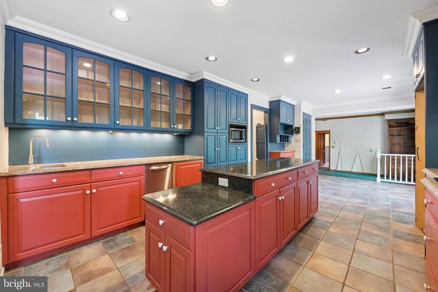 7 HORSESHOE RD, Whitehouse Station, NJ 08889