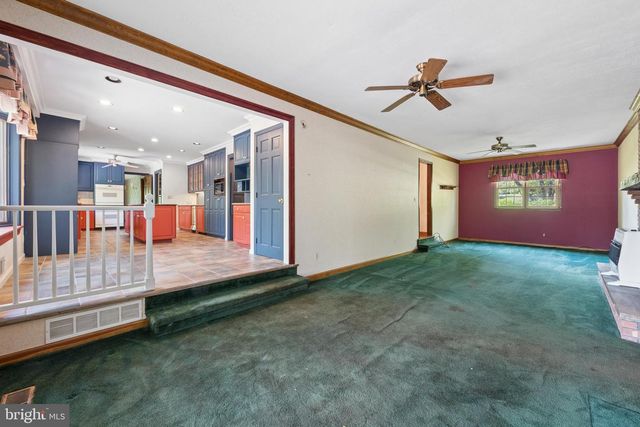 7 HORSESHOE RD, Whitehouse Station, NJ 08889