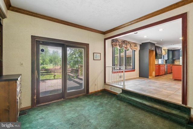 7 HORSESHOE RD, Whitehouse Station, NJ 08889