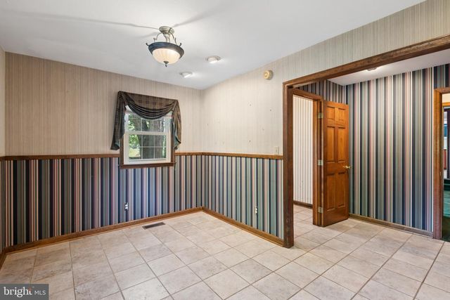 7 HORSESHOE RD, Whitehouse Station, NJ 08889