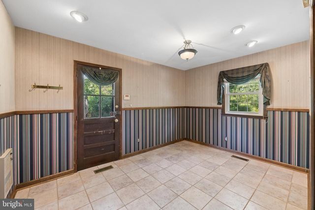 7 HORSESHOE RD, Whitehouse Station, NJ 08889
