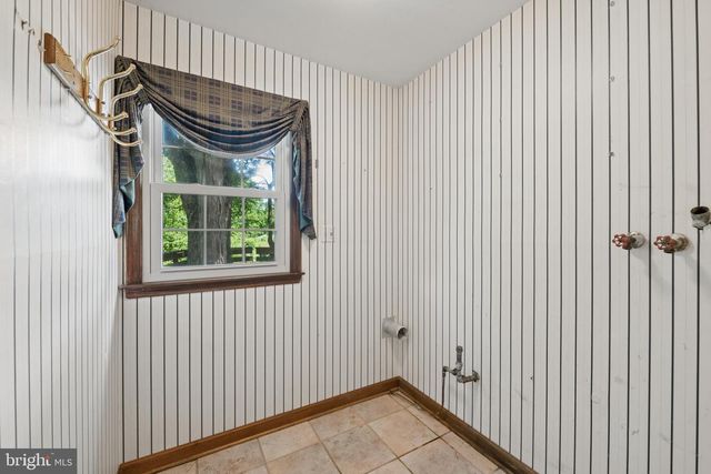 7 HORSESHOE RD, Whitehouse Station, NJ 08889