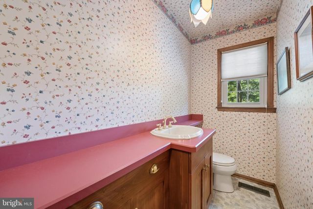 7 HORSESHOE RD, Whitehouse Station, NJ 08889