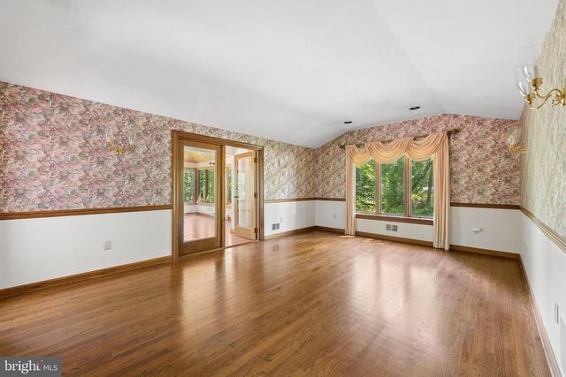 7 HORSESHOE RD, Whitehouse Station, NJ 08889