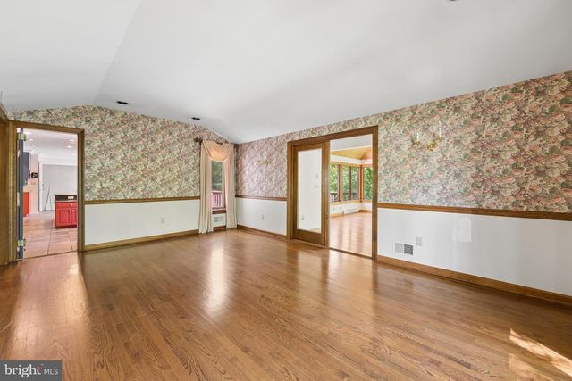 7 HORSESHOE RD, Whitehouse Station, NJ 08889