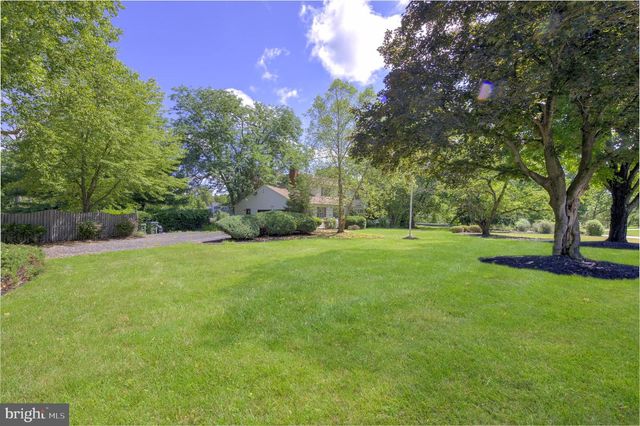 7 HORSESHOE RD, Whitehouse Station, NJ 08889