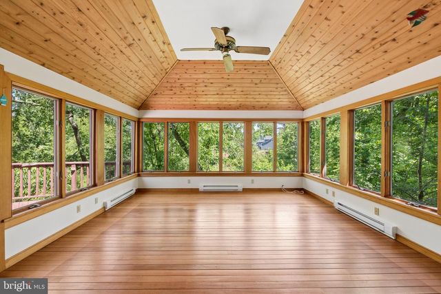 7 HORSESHOE RD, Whitehouse Station, NJ 08889