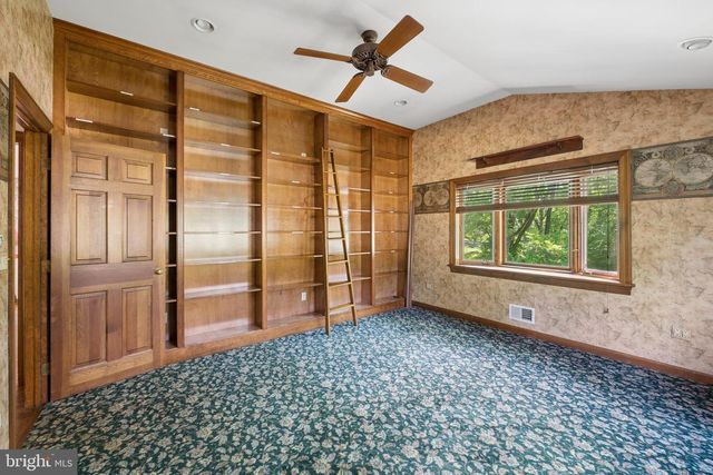 7 HORSESHOE RD, Whitehouse Station, NJ 08889