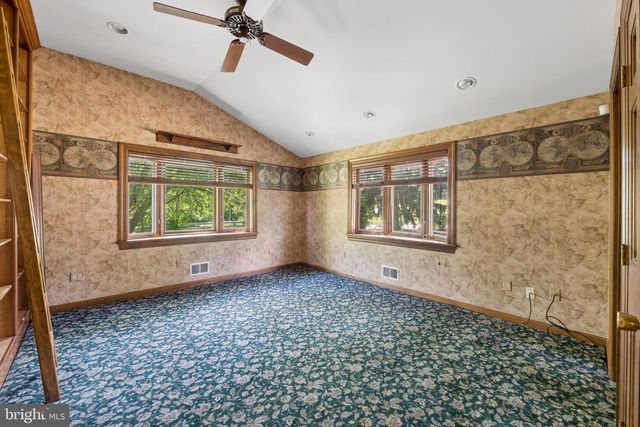 7 HORSESHOE RD, Whitehouse Station, NJ 08889