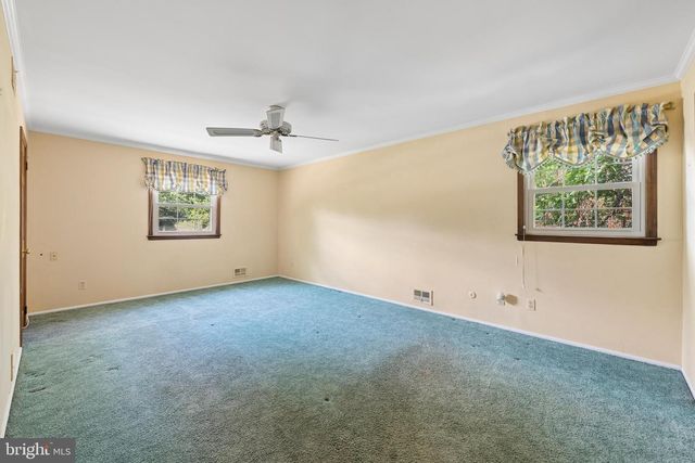 7 HORSESHOE RD, Whitehouse Station, NJ 08889