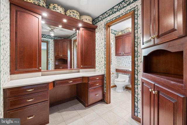 7 HORSESHOE RD, Whitehouse Station, NJ 08889