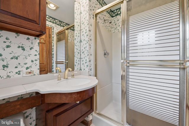 7 HORSESHOE RD, Whitehouse Station, NJ 08889