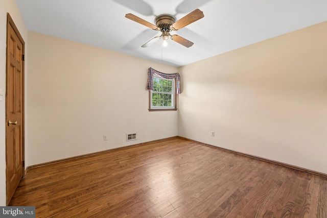 7 HORSESHOE RD, Whitehouse Station, NJ 08889