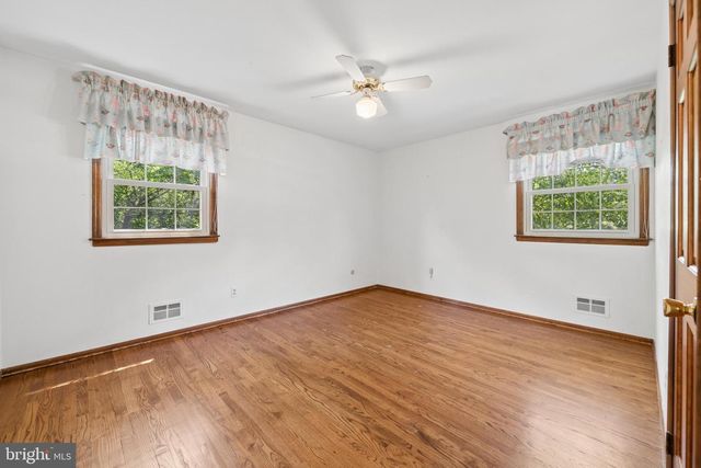 7 HORSESHOE RD, Whitehouse Station, NJ 08889