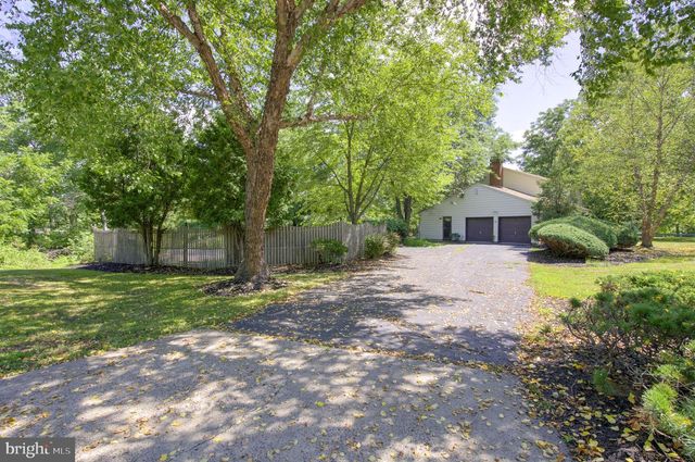 7 HORSESHOE RD, Whitehouse Station, NJ 08889