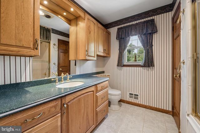 7 HORSESHOE RD, Whitehouse Station, NJ 08889