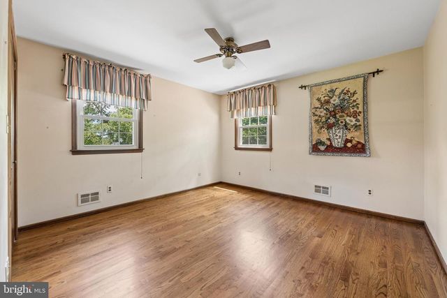 7 HORSESHOE RD, Whitehouse Station, NJ 08889
