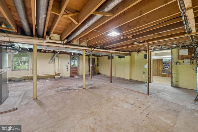 7 HORSESHOE RD, Whitehouse Station, NJ 08889