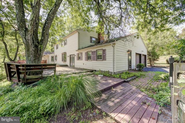 7 HORSESHOE RD, Whitehouse Station, NJ 08889