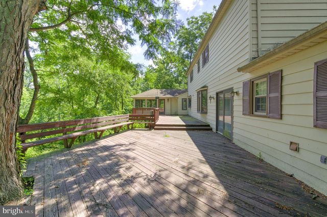 7 HORSESHOE RD, Whitehouse Station, NJ 08889