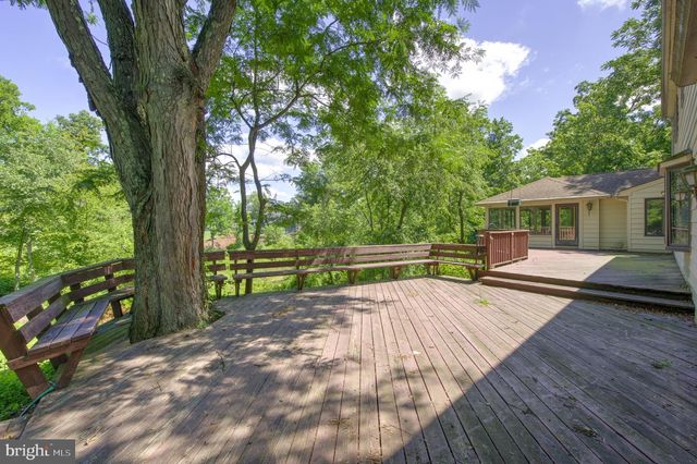 7 HORSESHOE RD, Whitehouse Station, NJ 08889