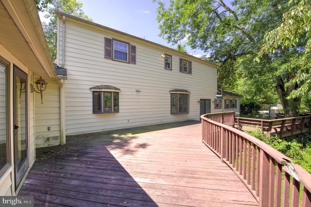 7 HORSESHOE RD, Whitehouse Station, NJ 08889