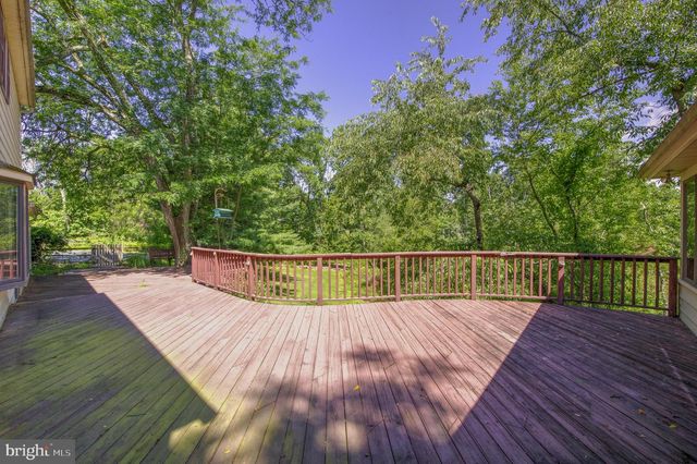 7 HORSESHOE RD, Whitehouse Station, NJ 08889