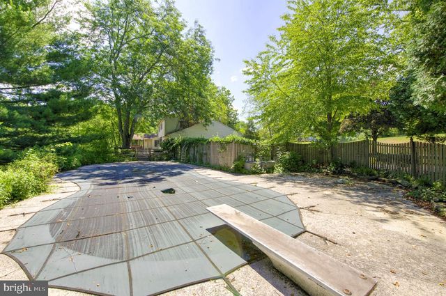 7 HORSESHOE RD, Whitehouse Station, NJ 08889