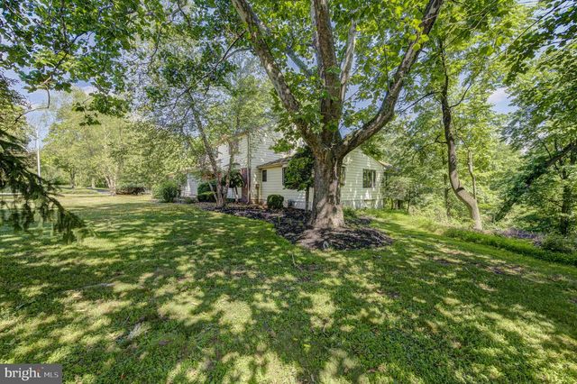 7 HORSESHOE RD, Whitehouse Station, NJ 08889