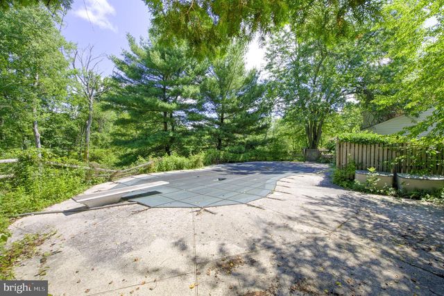 7 HORSESHOE RD, Whitehouse Station, NJ 08889