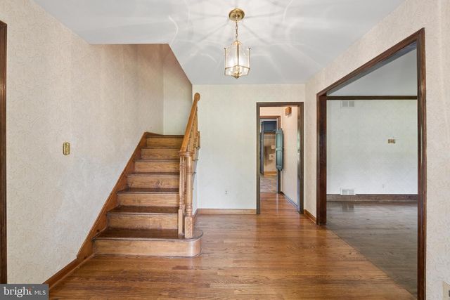 7 HORSESHOE RD, Whitehouse Station, NJ 08889