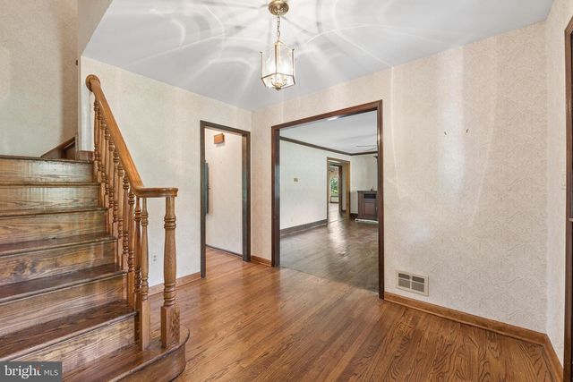 7 HORSESHOE RD, Whitehouse Station, NJ 08889