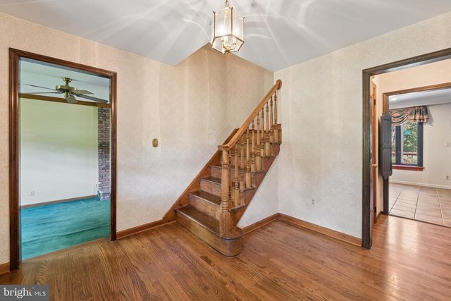 7 HORSESHOE RD, Whitehouse Station, NJ 08889
