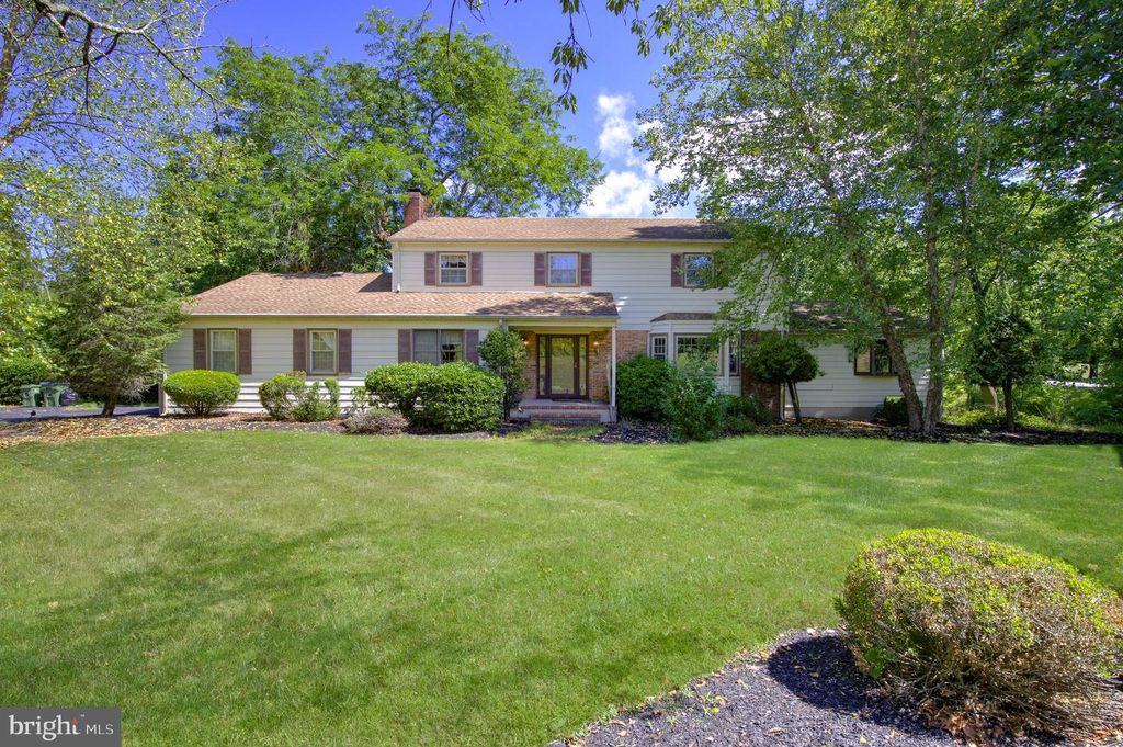 7 HORSESHOE RD, Whitehouse Station, NJ 08889