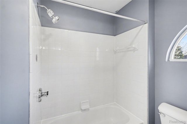 16111 Aspen Hollow Drive, Fenton, MI 48430
