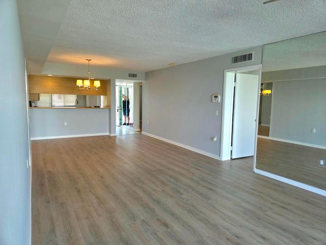 2421 VILLAGE Boulevard 303, West Palm Beach, FL 33409